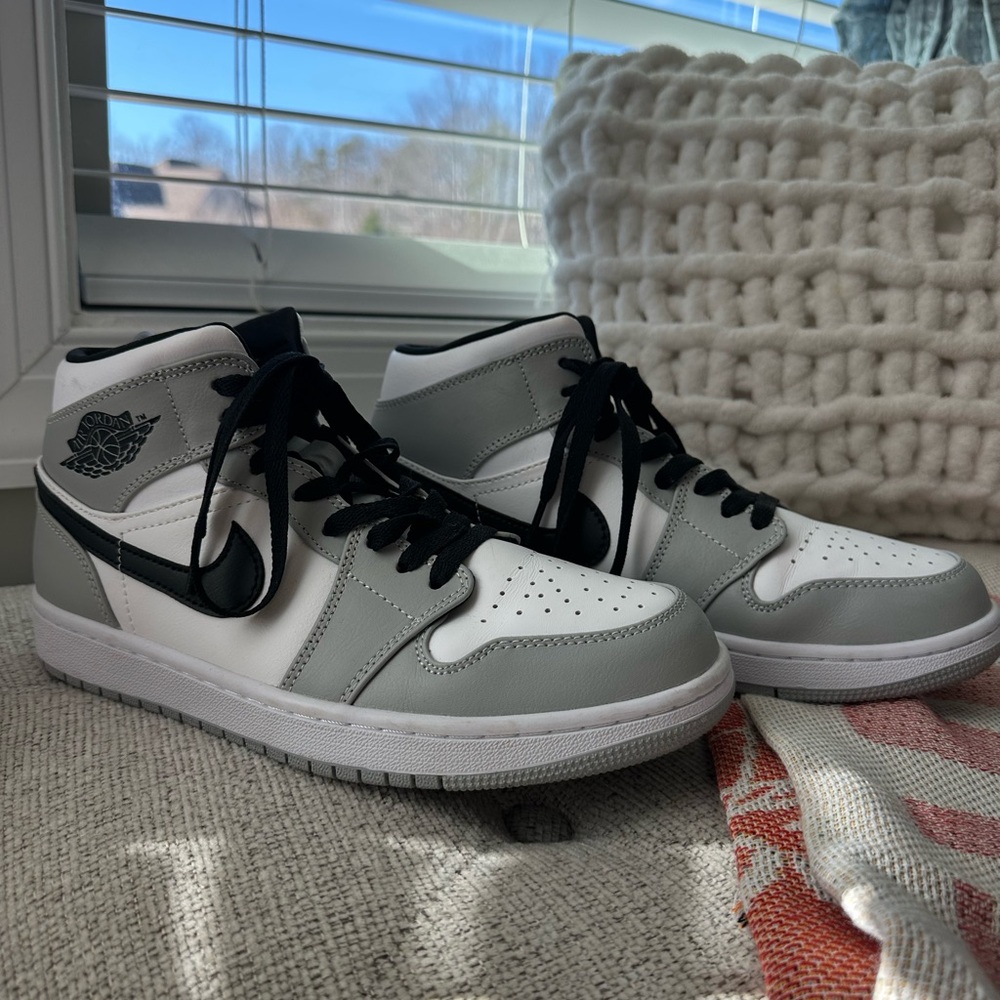 Jordan 1 Mid- Light Smoke Grey